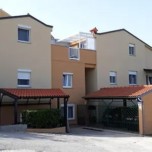Appartamento Piranesi With A Parking Space, Pola